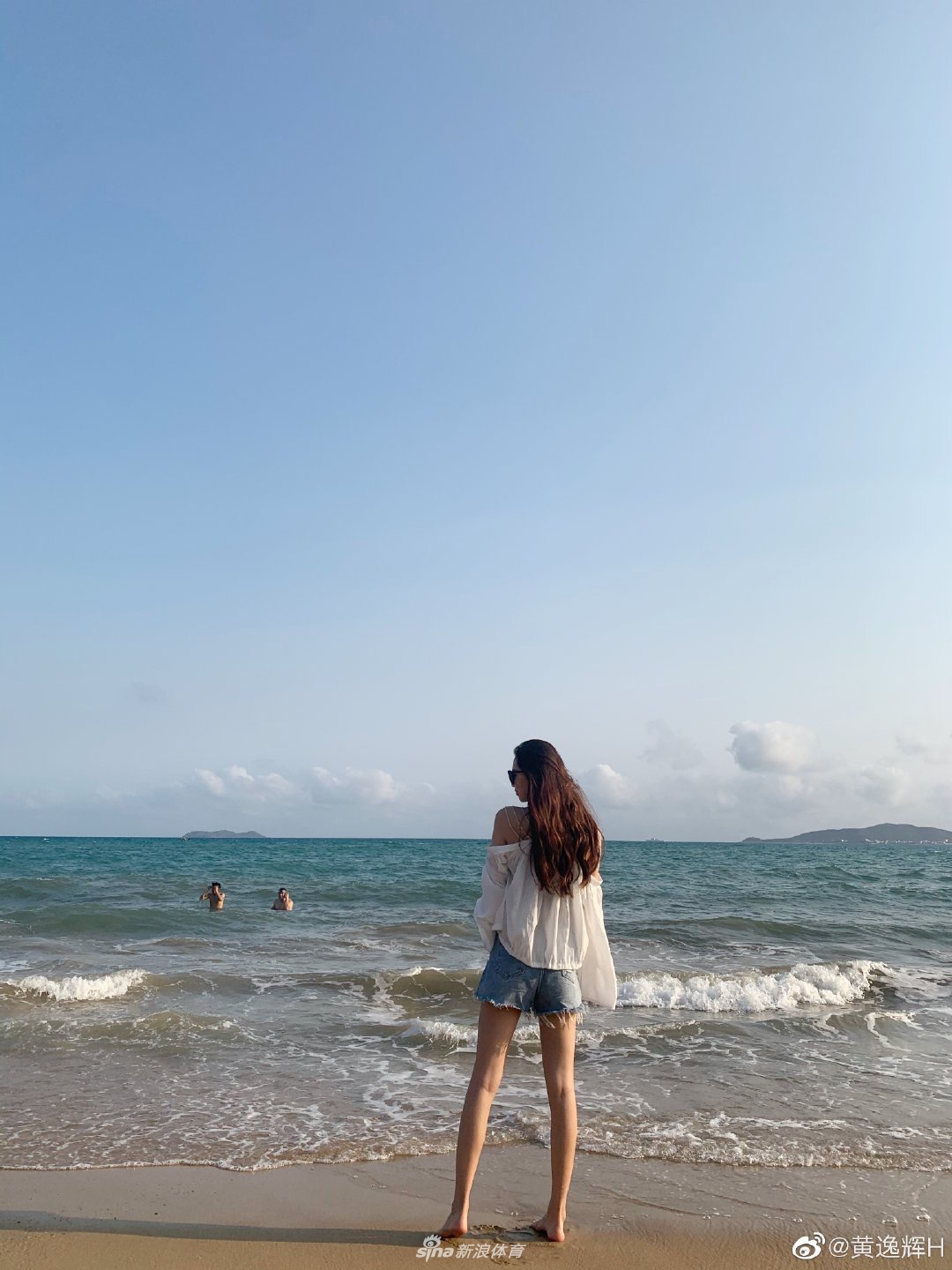4月3日,cba大红大紫的篮球宝贝黄逸辉在微博晒出在海滩游玩的美照,带