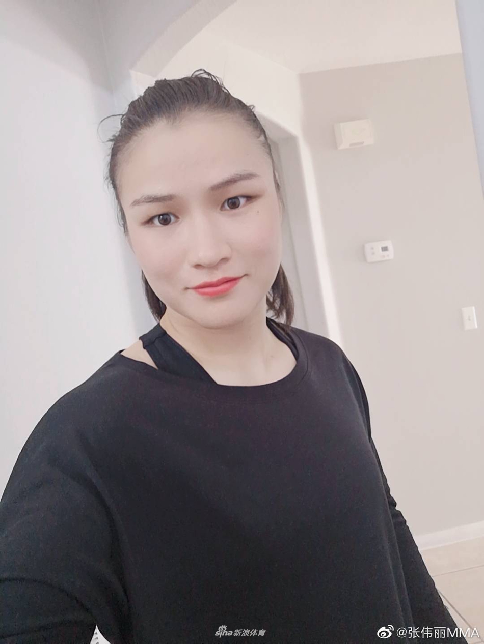 漂亮姐姐张伟丽黑白大片获赞无数 英姿飒爽气势十足