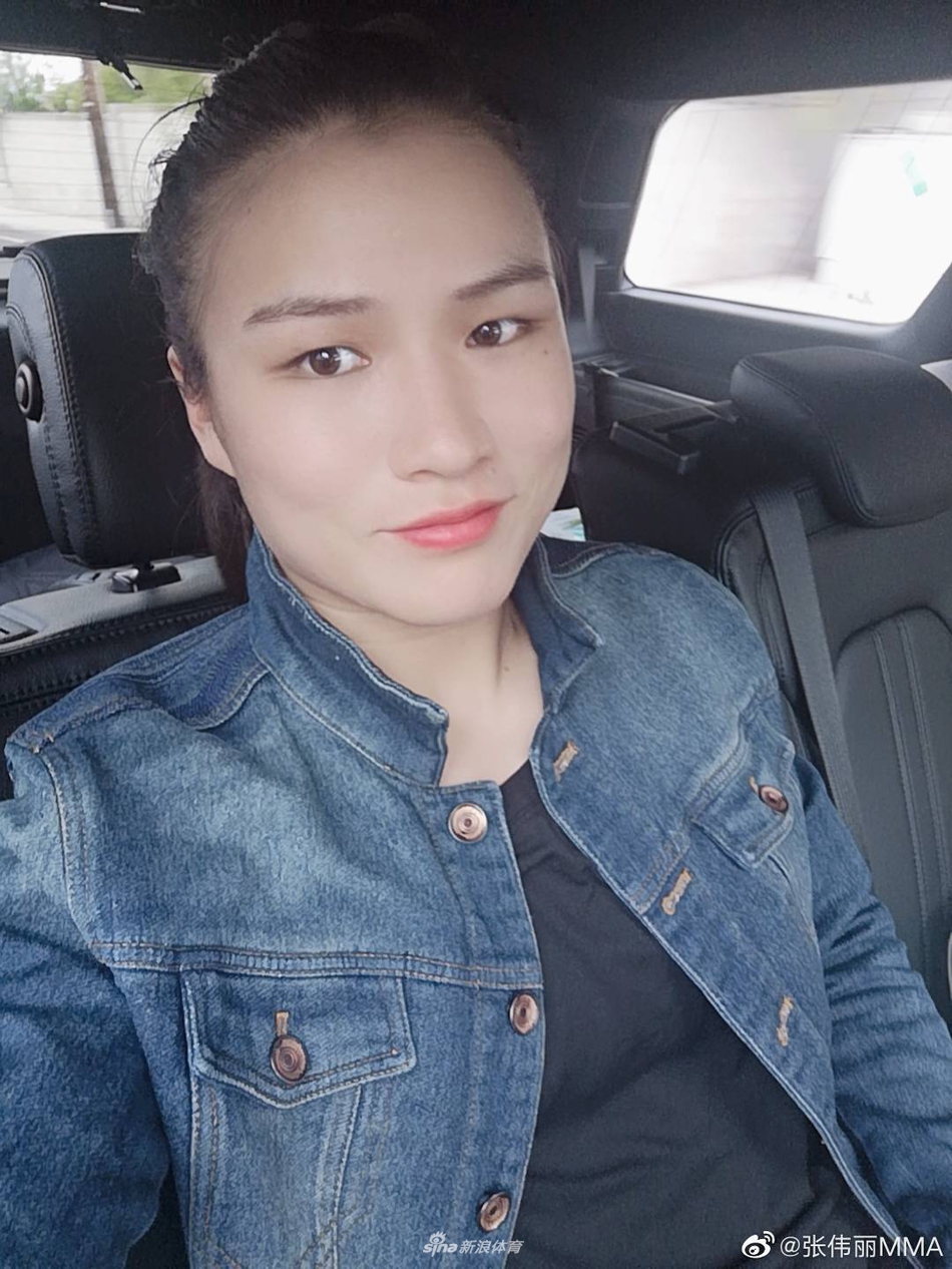 漂亮姐姐张伟丽黑白大片获赞无数 英姿飒爽气势十足