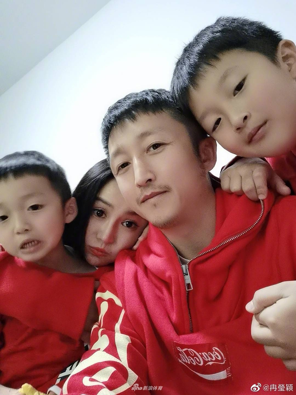 邹市明冉莹颖带娃游迪士尼乐园 一家五口温馨幸福