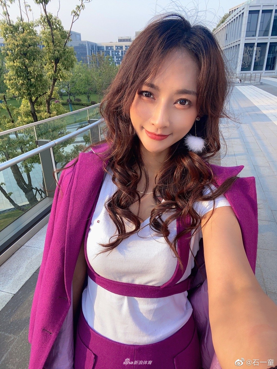 篮球女神石一童晒美照 身材媲美模特