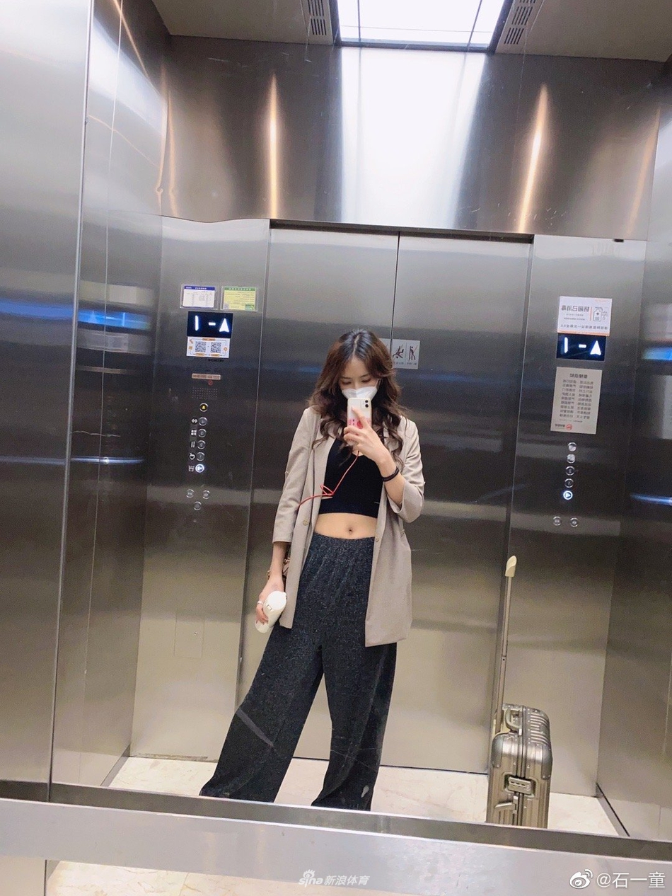 篮球界关晓彤深夜发自拍美图 甜美可人颜值出众