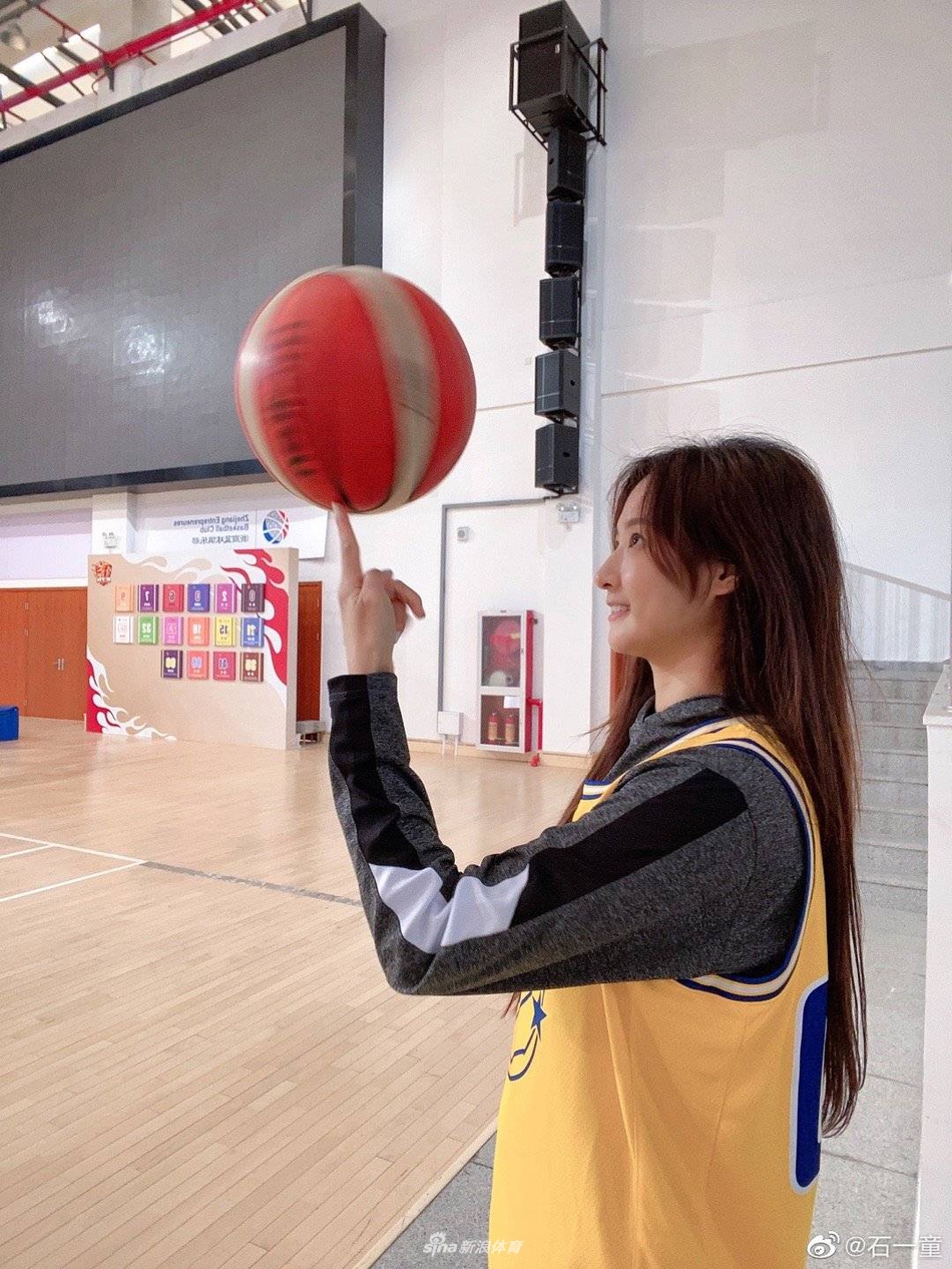 篮球女神石一童晒自拍美照庆祝生日