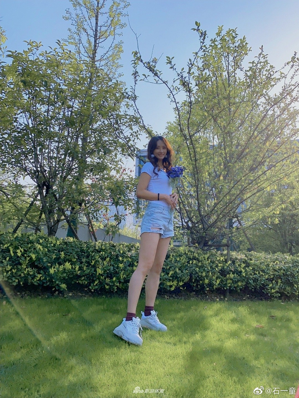 篮球界关晓彤深夜发自拍美图 甜美可人颜值出众