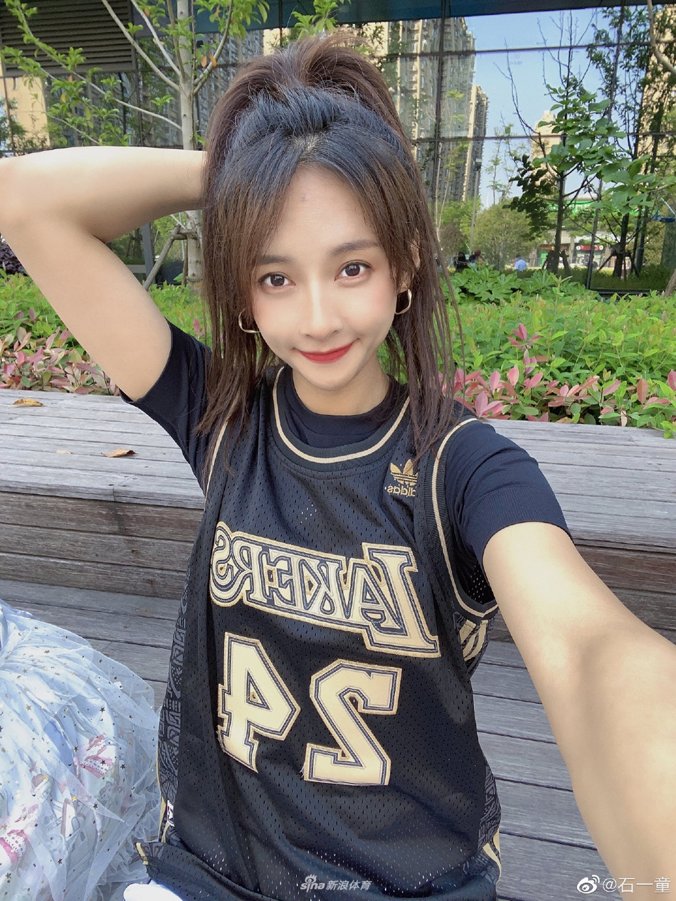 篮球女神石一童晒自拍美照庆祝生日