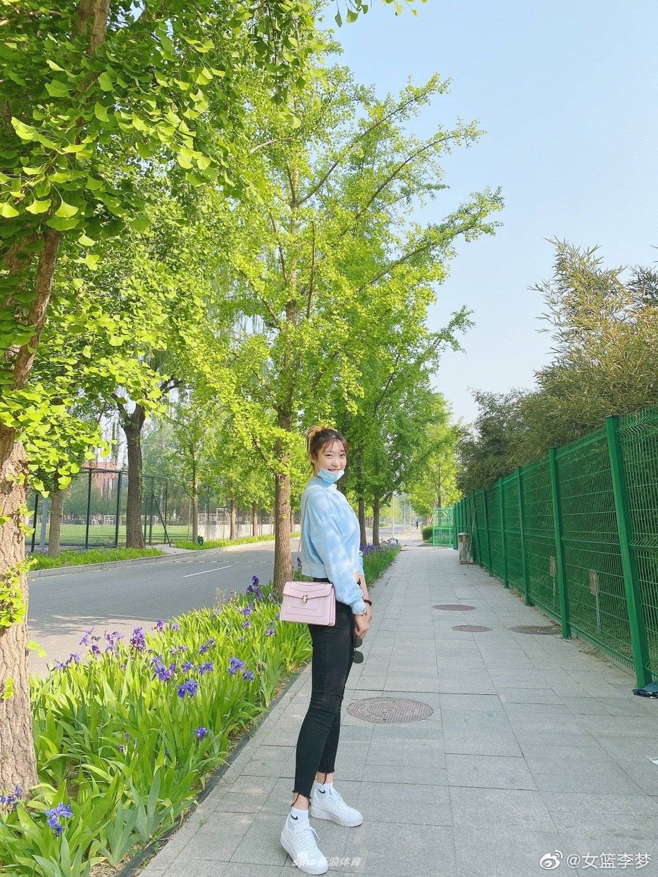 女篮国手李梦变身兔女郎 被网友“质疑”:勒布朗想不到你是这样的