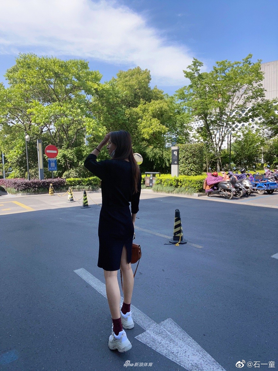 篮球女神石一童晒自拍美照庆祝生日