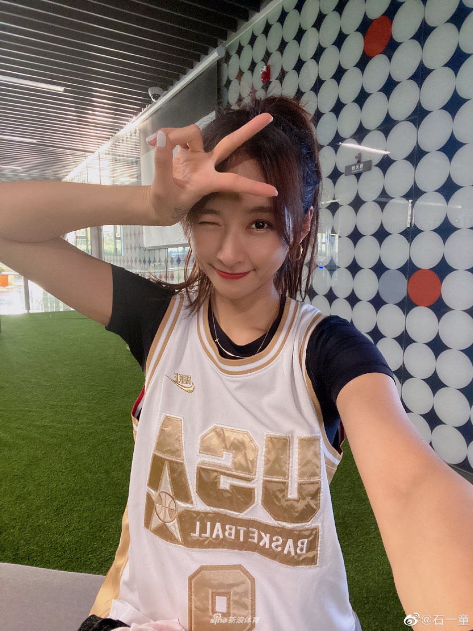 篮球女神石一童晒自拍美照庆祝生日