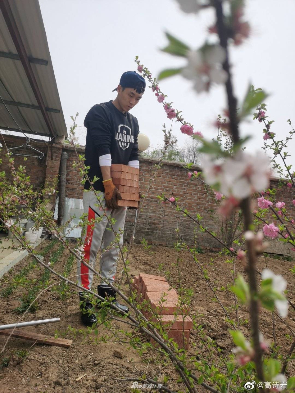 高诗岩变身搬砖工人养家糊口 向劳动人民致敬