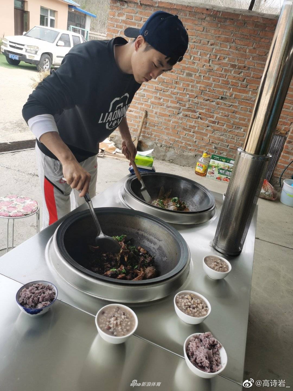 高诗岩变身搬砖工人养家糊口 向劳动人民致敬