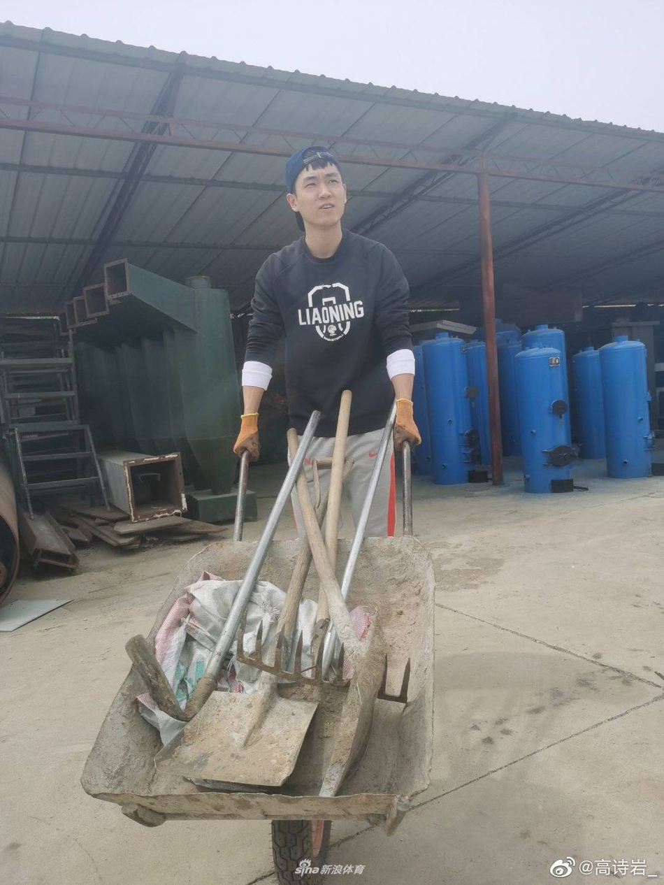 高诗岩变身搬砖工人养家糊口 向劳动人民致敬