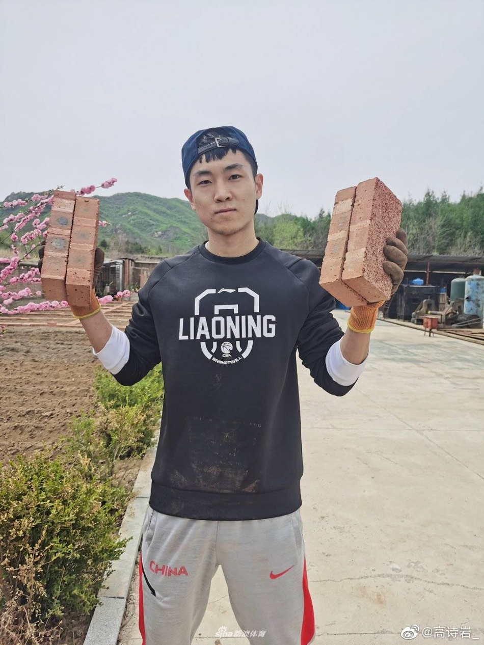 高诗岩变身搬砖工人养家糊口 向劳动人民致敬