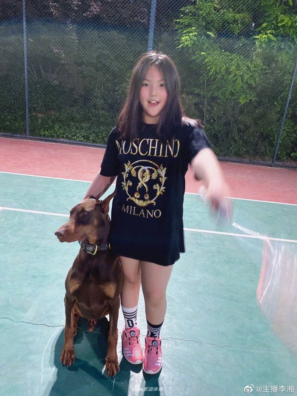 王诗龄打网球坚持运动 圆润小V脸十分可爱