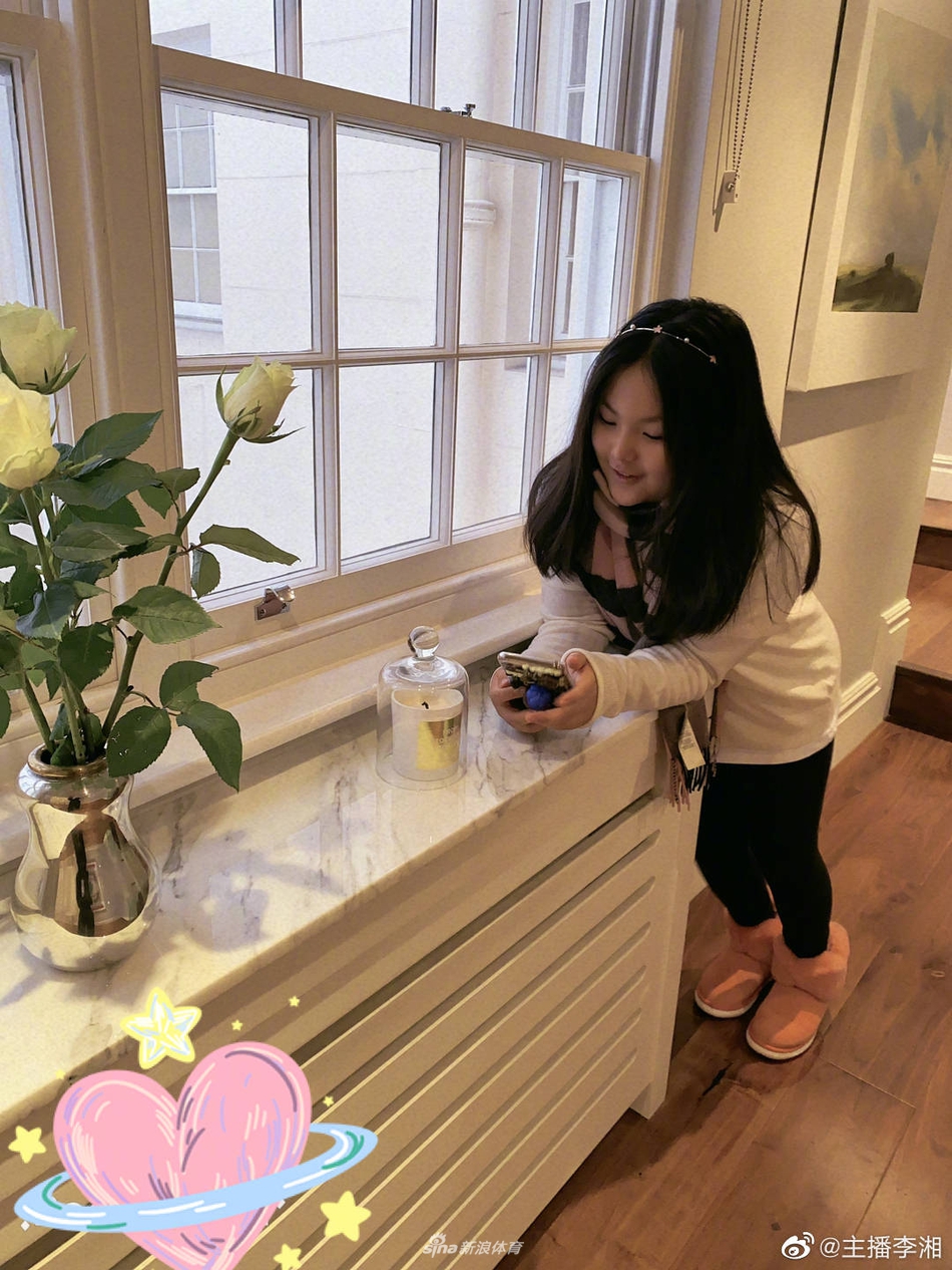 王诗龄打网球坚持运动 圆润小V脸十分可爱