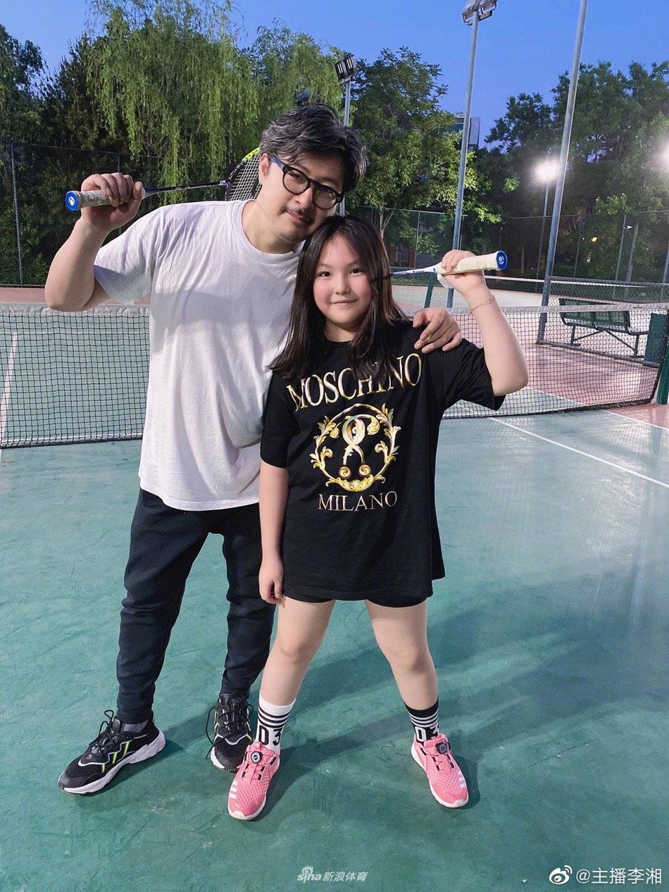 王诗龄打网球坚持运动 圆润小V脸十分可爱