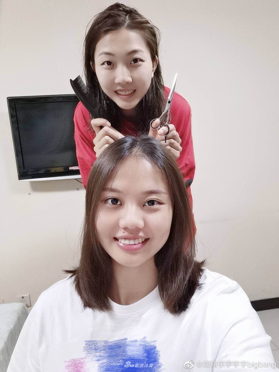 袁心h变身Tony老师为龚翔宇理发 双马尾造型俏皮可爱