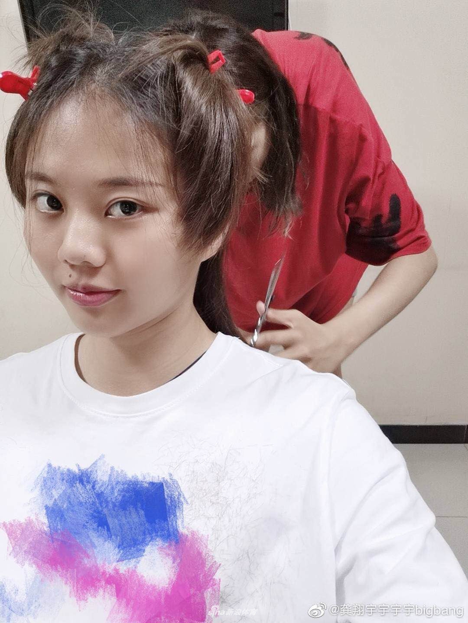 袁心h变身Tony老师为龚翔宇理发 双马尾造型俏皮可爱