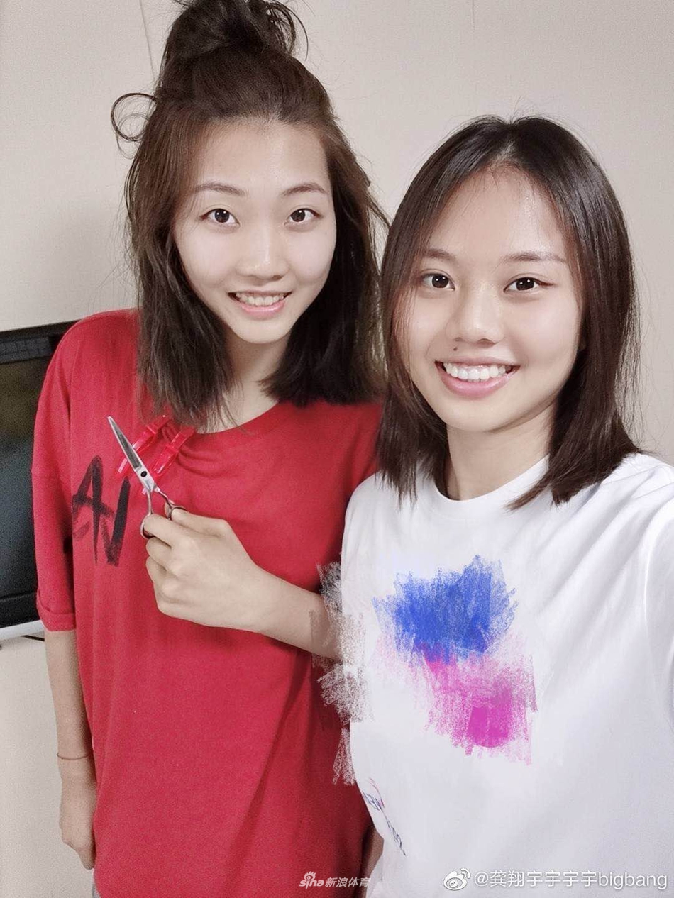 袁心h变身Tony老师为龚翔宇理发 双马尾造型俏皮可爱