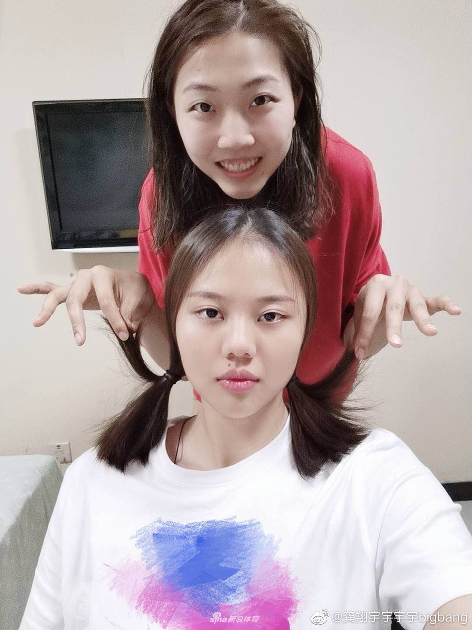 袁心h变身Tony老师为龚翔宇理发 双马尾造型俏皮可爱