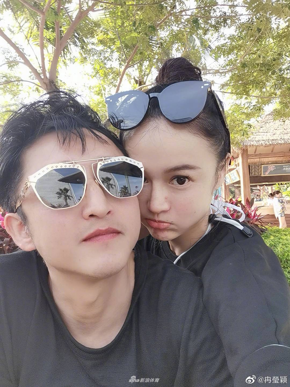 冉莹颖示爱邹市明 黑白情侣装太甜蜜