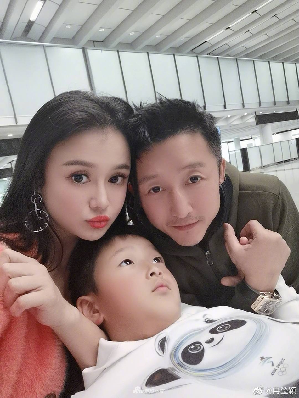 冉莹颖示爱邹市明 黑白情侣装太甜蜜