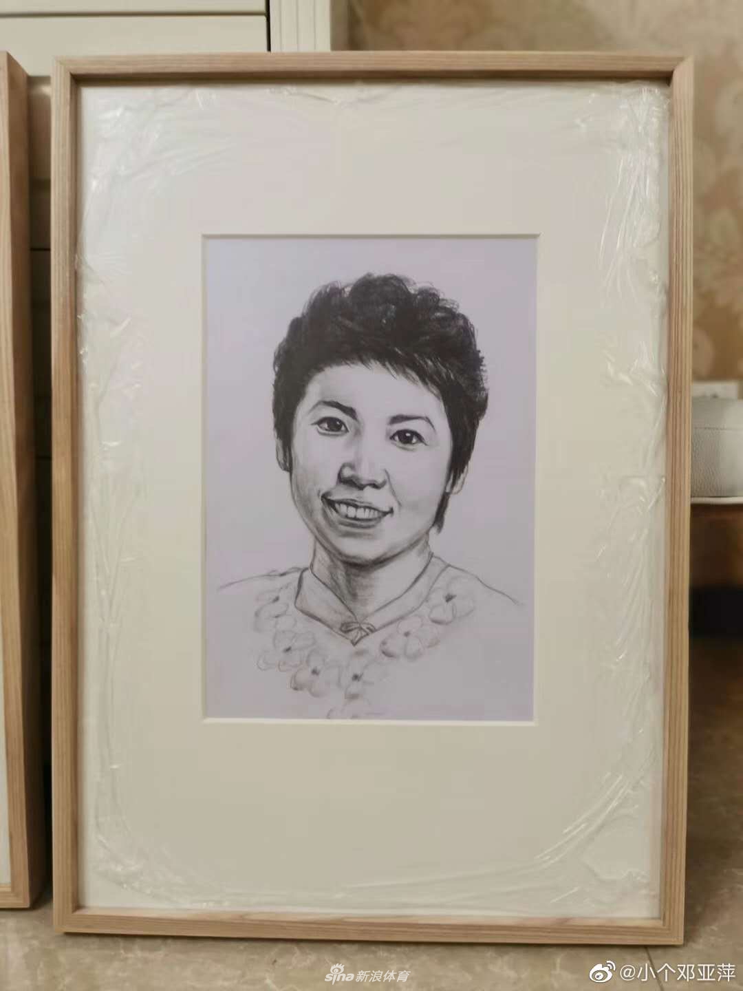 孩子们为邓亚萍作画 邓亚萍微博开心晒图