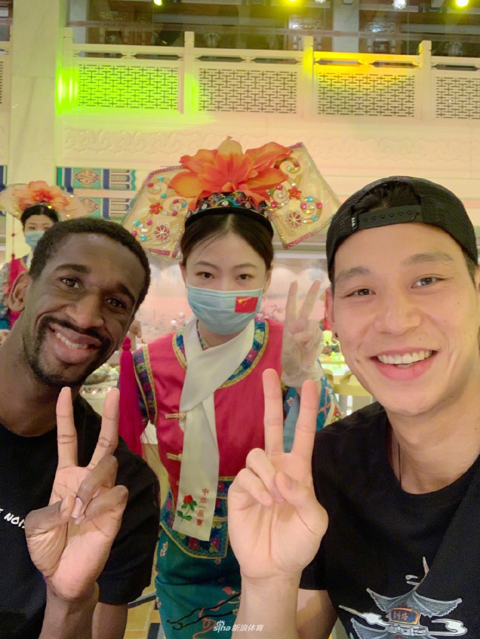 林书豪与队友探索798 开心地像个小朋友