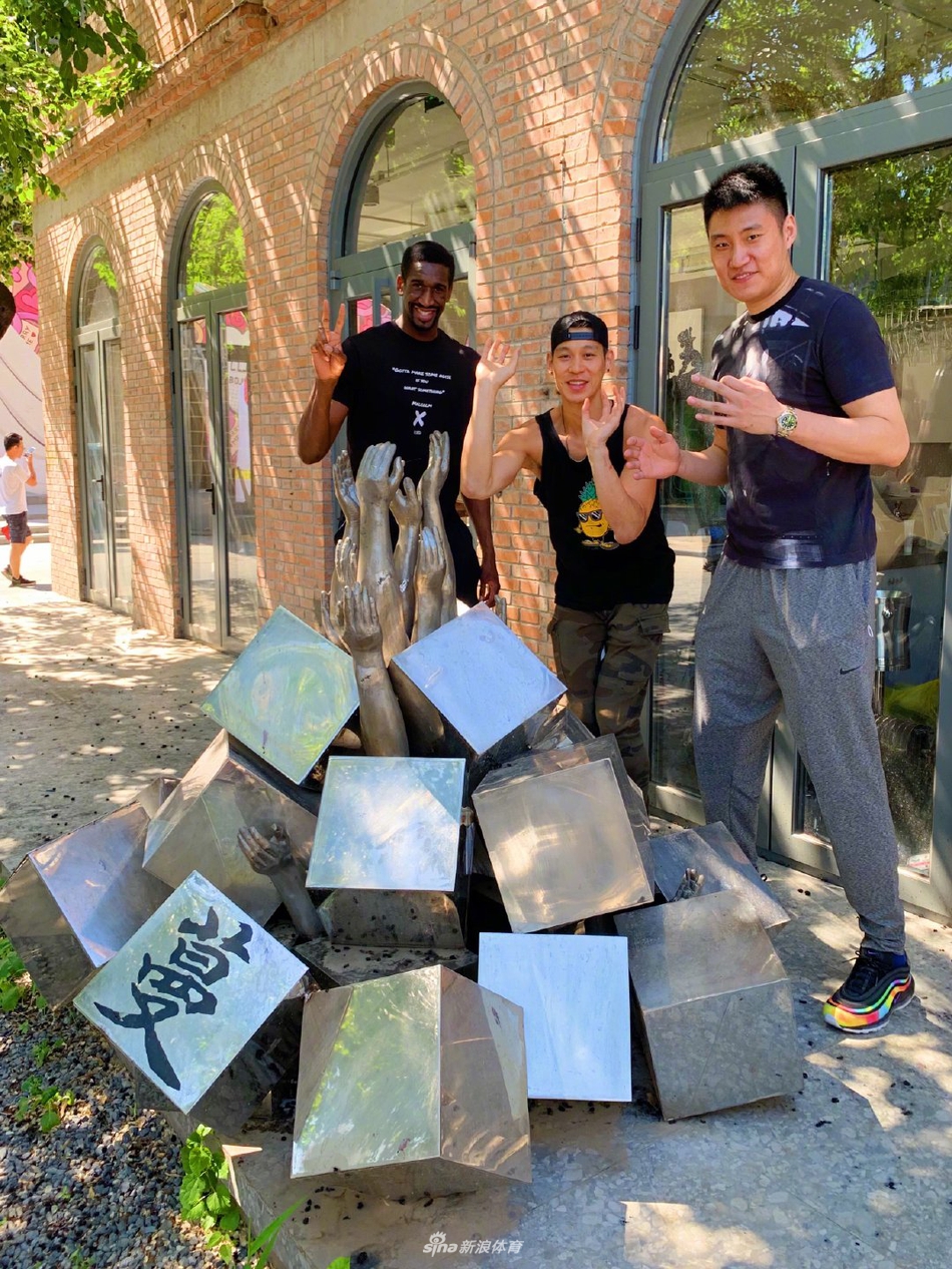 林书豪与队友探索798 开心地像个小朋友