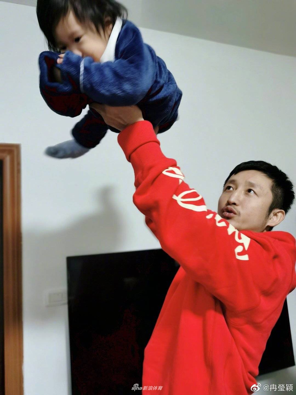 邹市明冉莹颖带娃游迪士尼乐园 一家五口温馨幸福