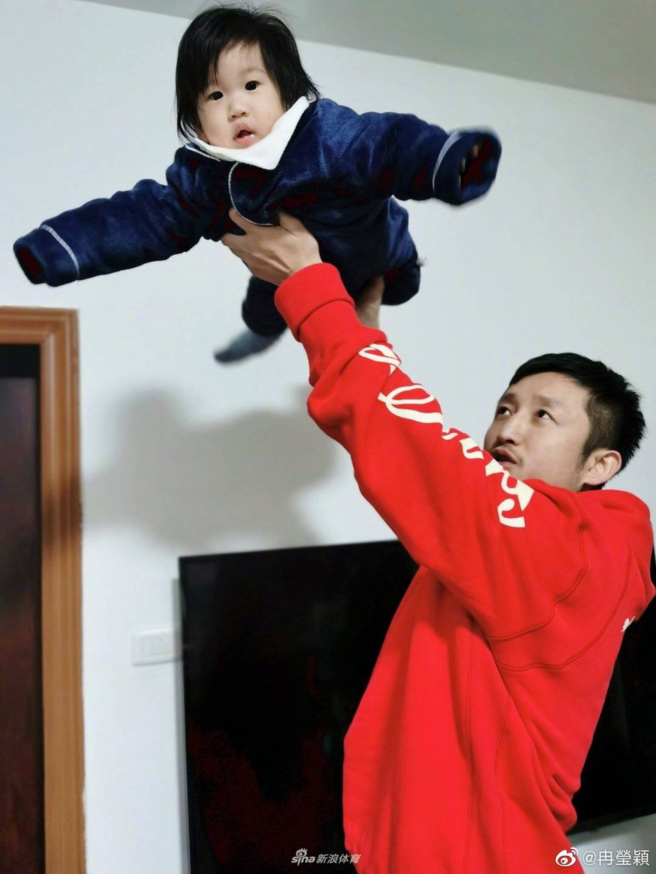 邹市明冉莹颖带娃游迪士尼乐园 一家五口温馨幸福