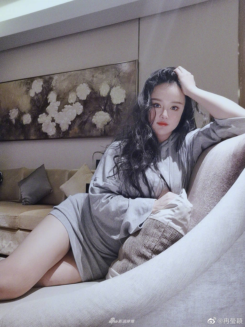 拳王娇妻子冉莹颖发自拍：元气满满的一周！