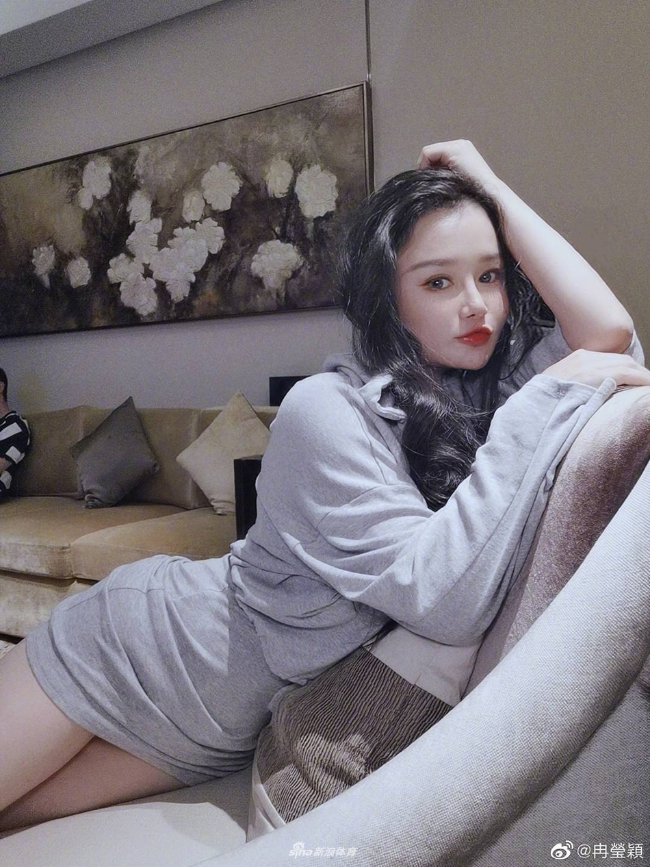 拳王娇妻子冉莹颖发自拍：元气满满的一周！