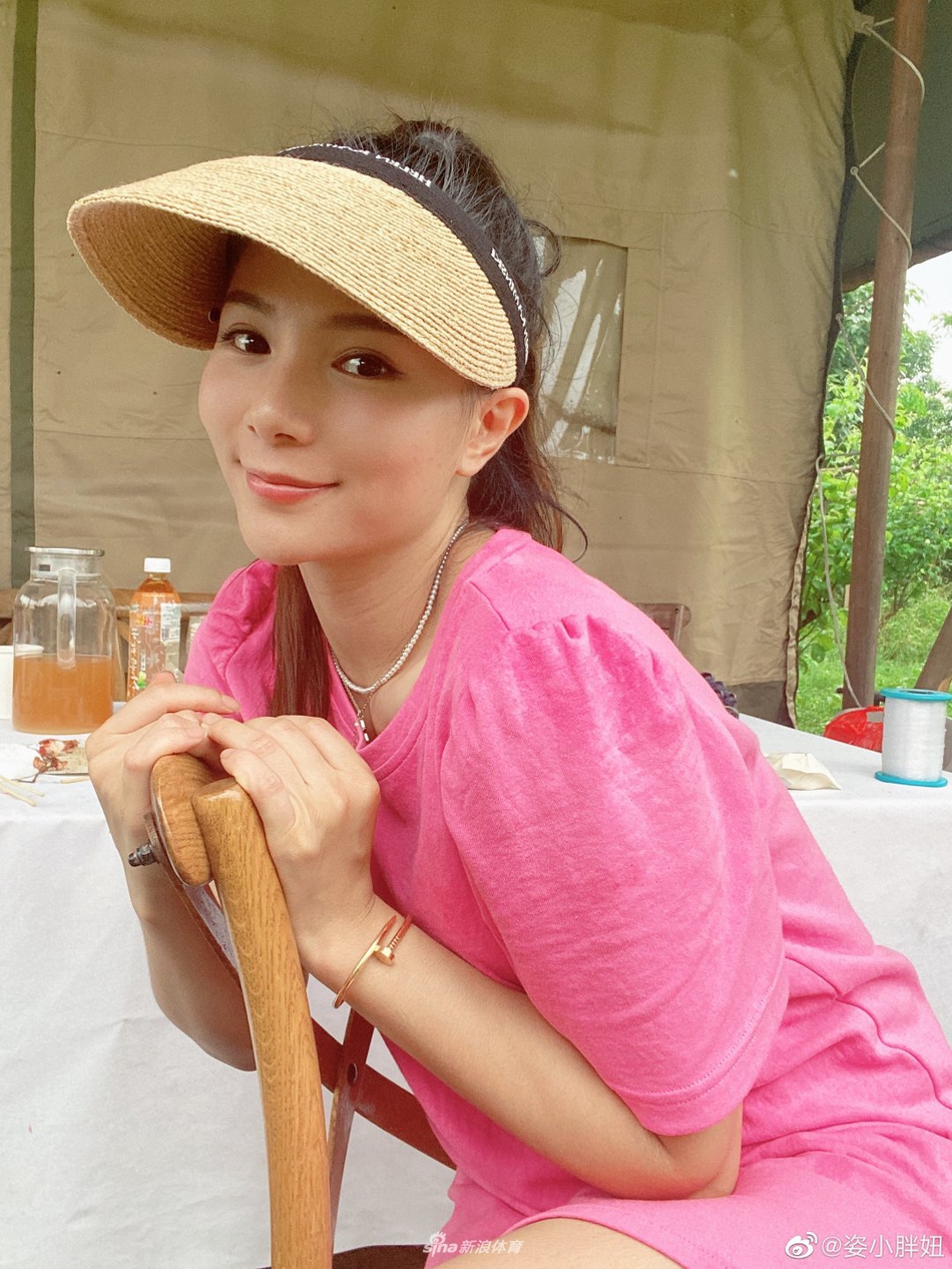 何姿与女儿周末农场野餐 小盒子堵嘴超可爱