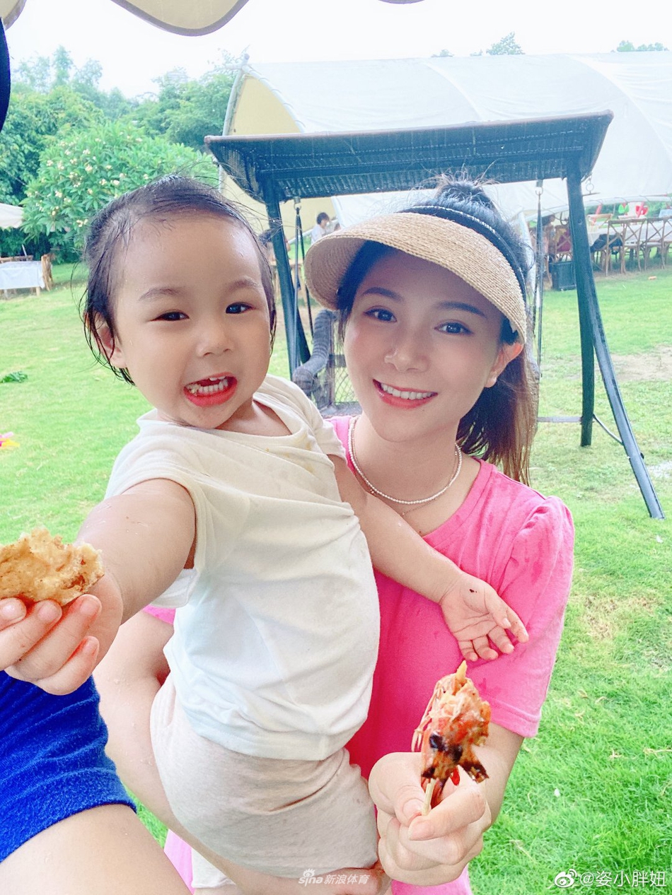 何姿与女儿周末农场野餐 小盒子堵嘴超可爱