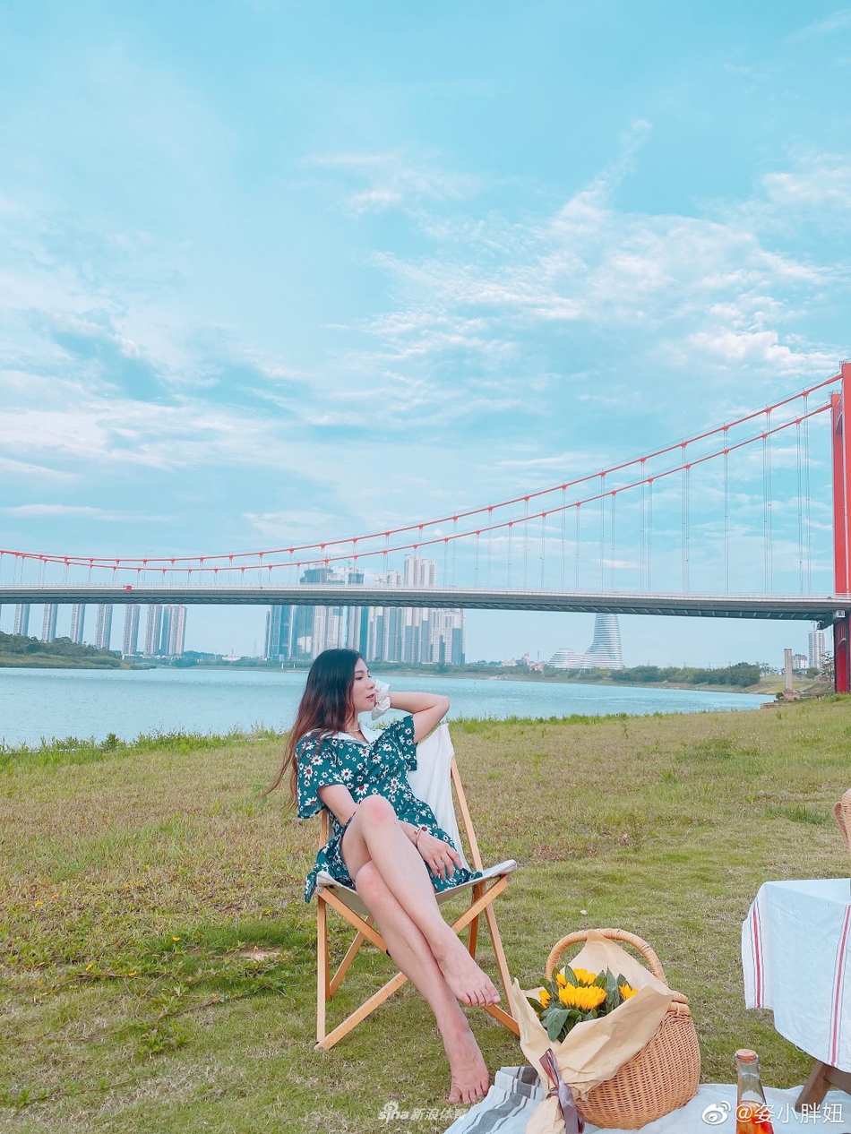 何姿与女儿周末农场野餐 小盒子堵嘴超可爱