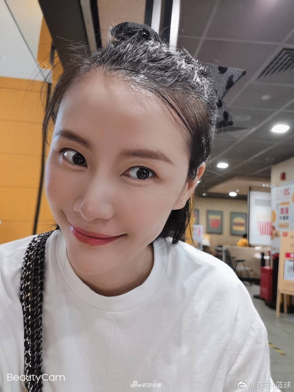 太性感女篮许诺现身篮球场超短裙秀大长腿少女感满满