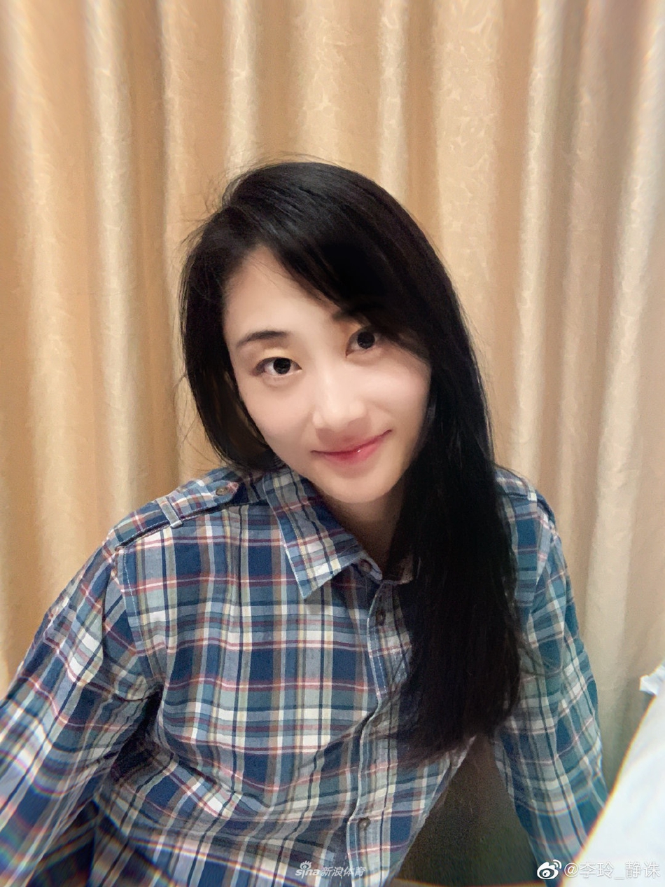 高颜值撑杆跳女神李玲 长发披肩眼神温柔似水