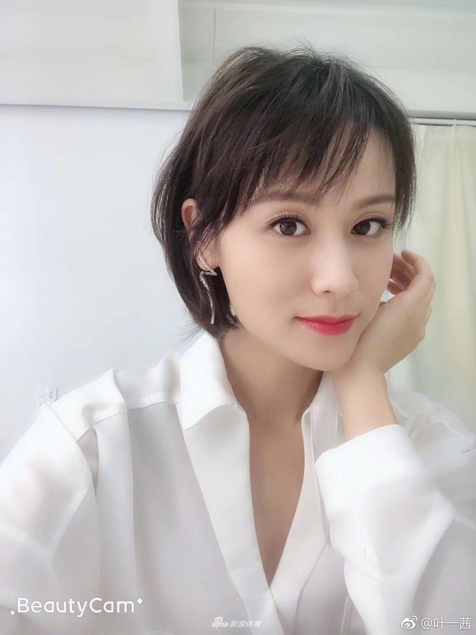 田亮美妻叶一茜碎花裙造型复古 戴金色发卡青春可爱