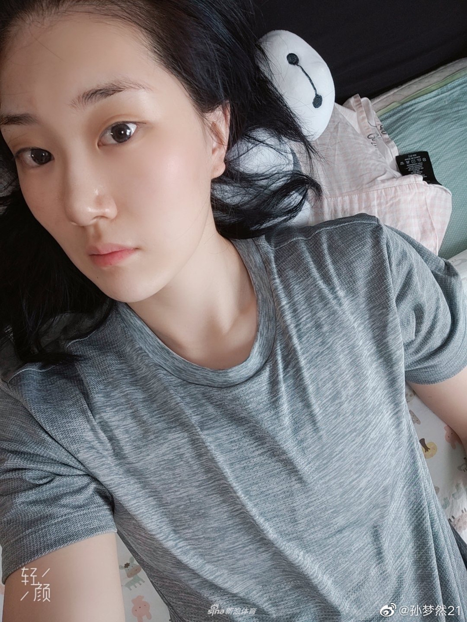 女篮孙梦然赖床晒自拍:再躺五分钟