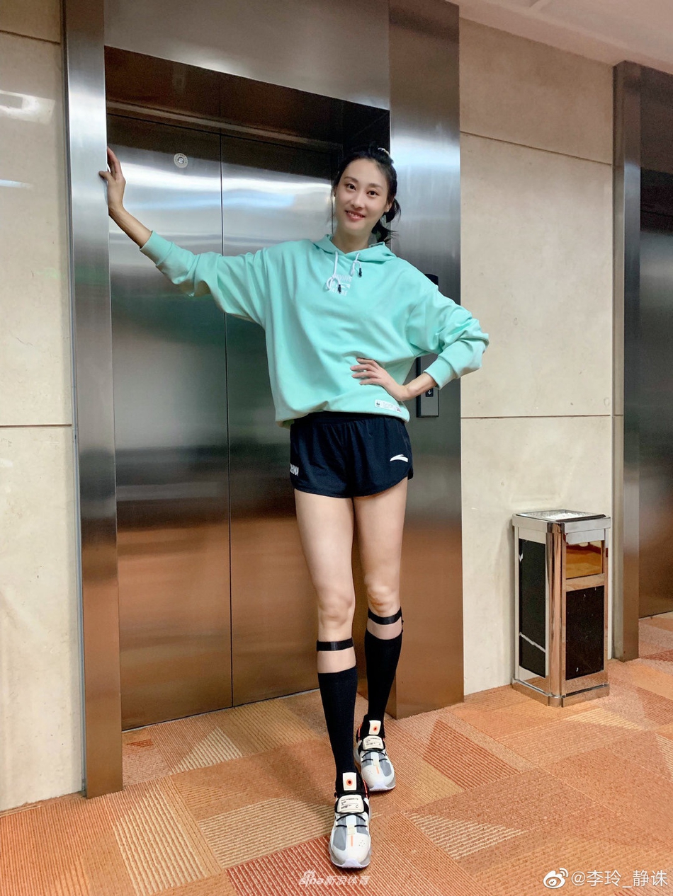 撑杆跳冠军李玲分享生活照秀大长腿_高清图集_新浪网
