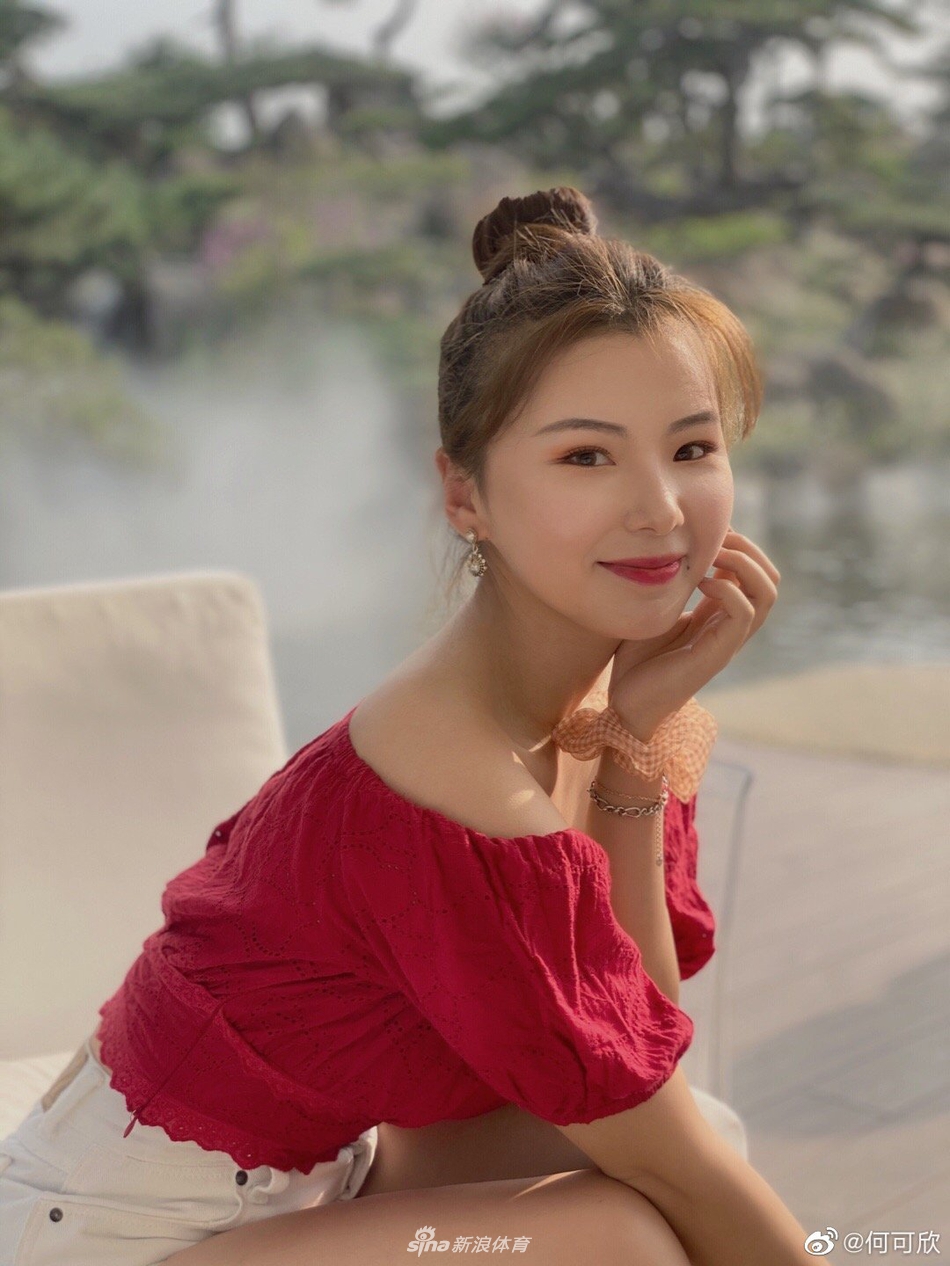 “高低杠公主”何可欣晒游玩照 小辫太可爱