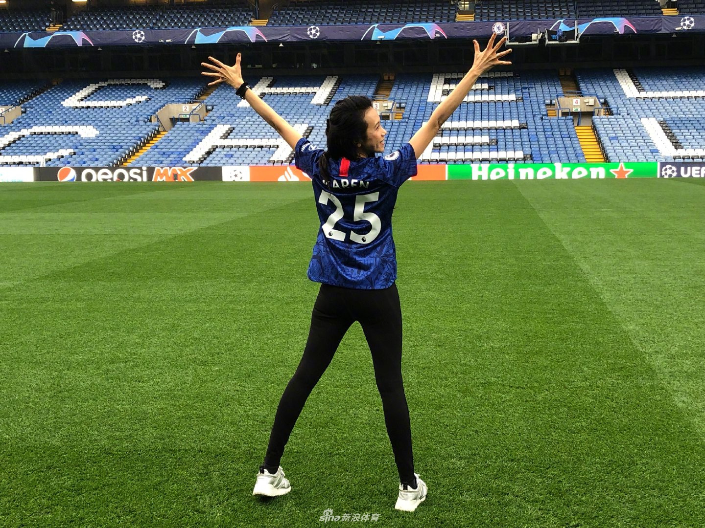 中国香港歌手莫文蔚造访切尔西 蓝军25号有点美