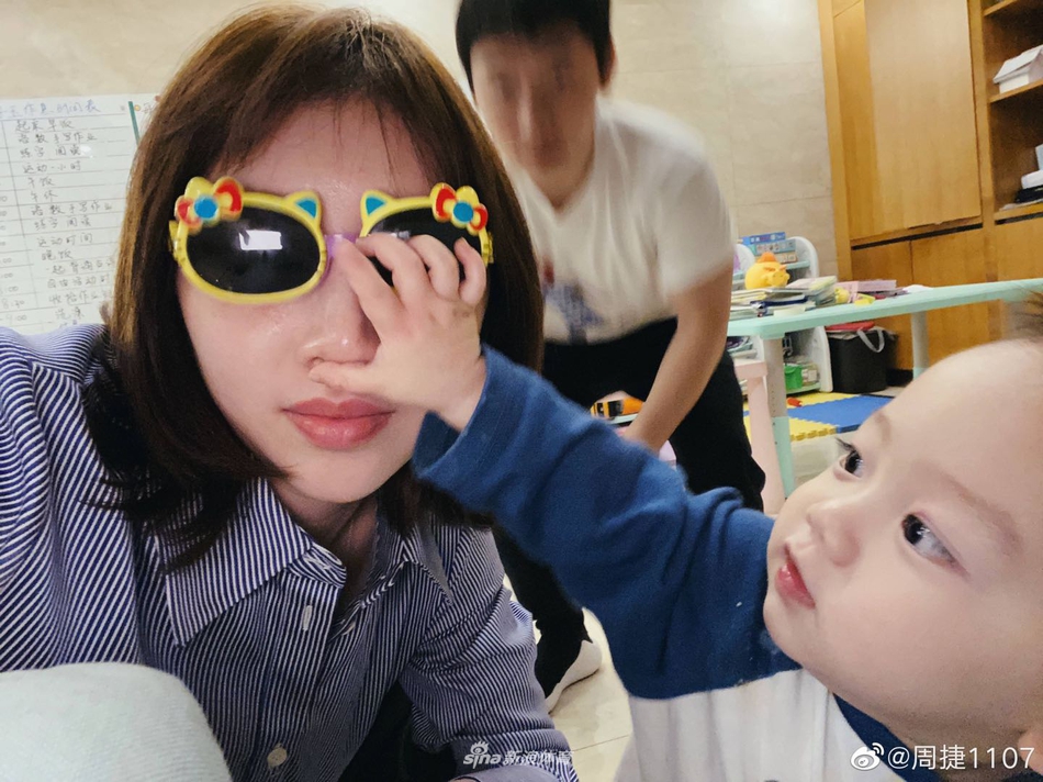 艺术体操女神周捷晒全家福 儿子调皮可爱萌萌哒