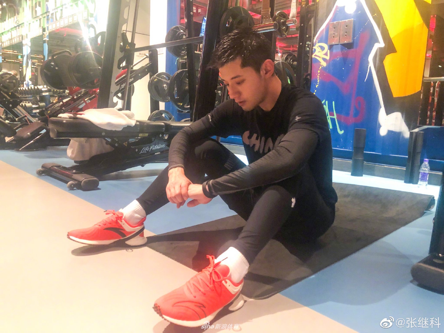 27 10:26:41 4 / 4 4月25日星期六,张继科微博晒一流汗视频,配文道:"