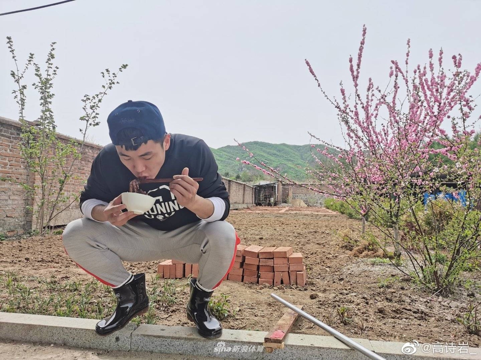 高诗岩变身搬砖工人养家糊口 向劳动人民致敬