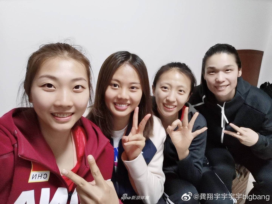 袁心h变身Tony老师为龚翔宇理发 双马尾造型俏皮可爱