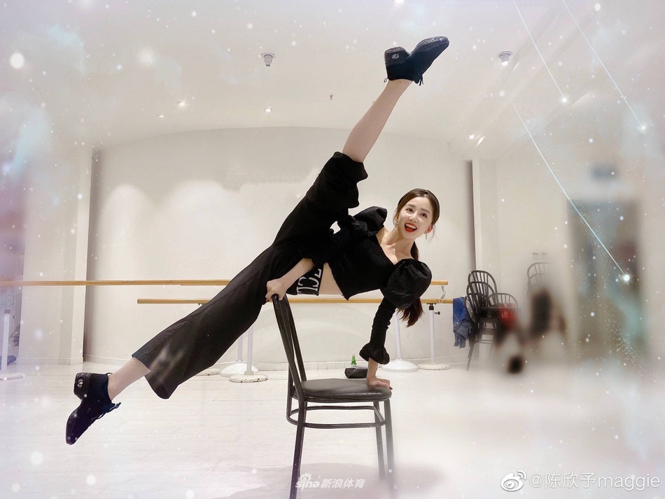美女演员陈欣予上演高难度运动技能