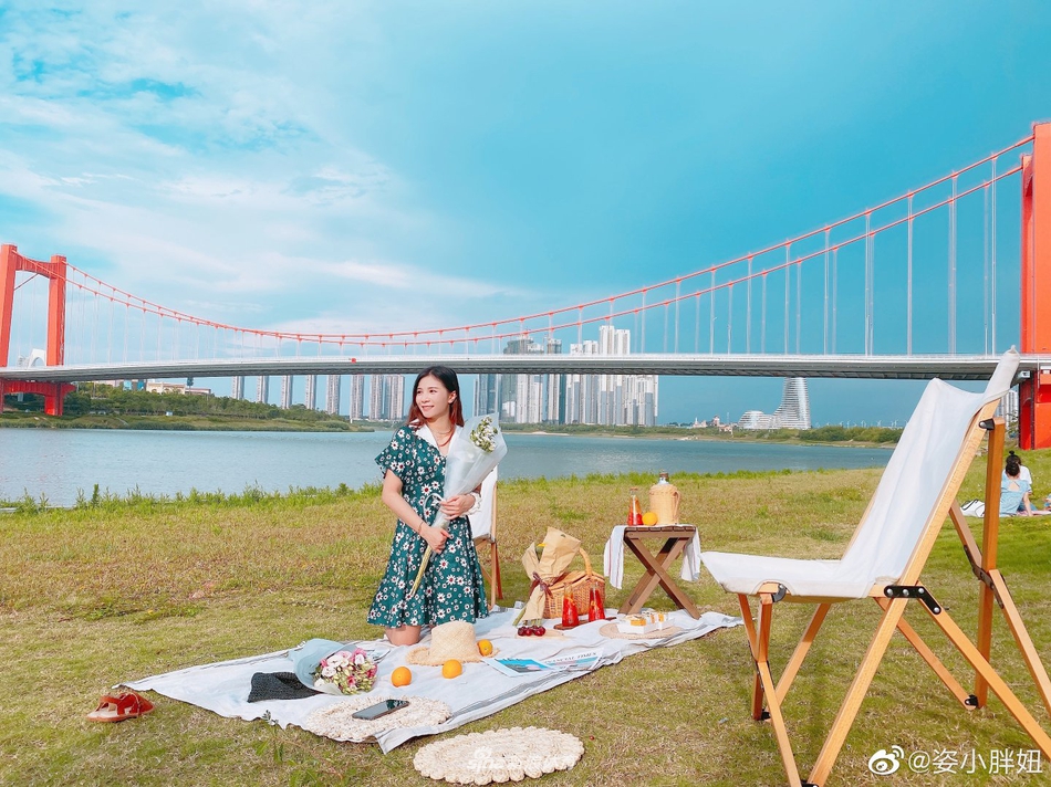 何姿与女儿周末农场野餐 小盒子堵嘴超可爱