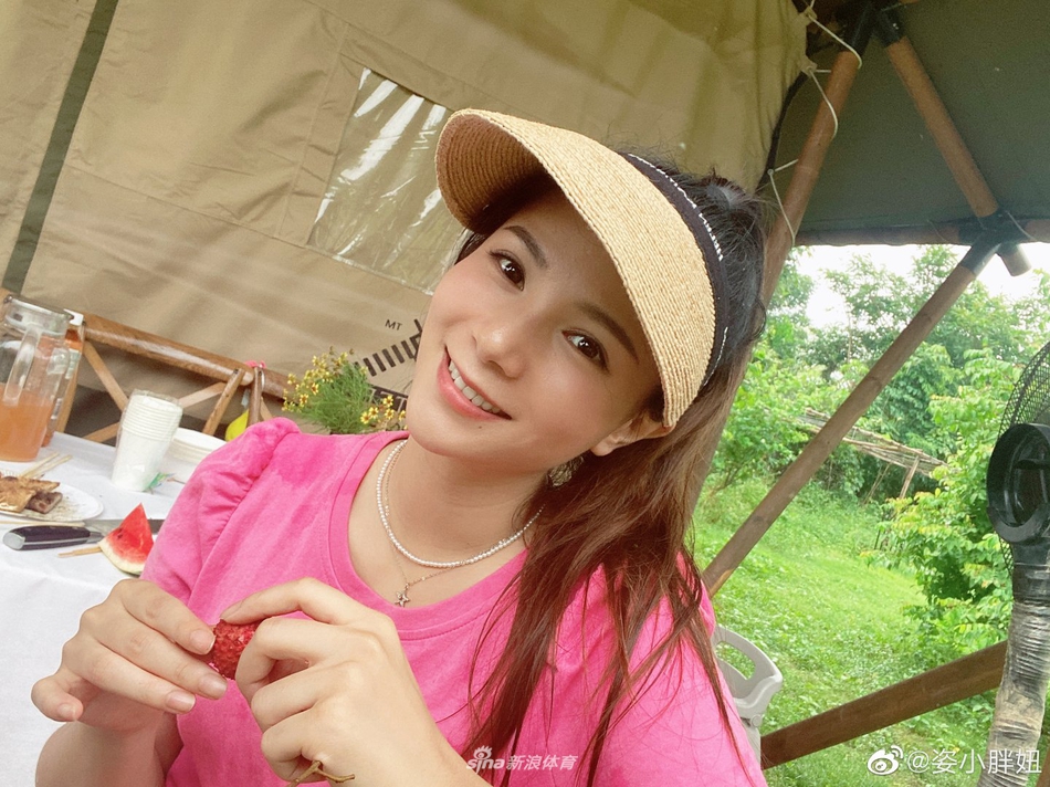 何姿与女儿周末农场野餐 小盒子堵嘴超可爱