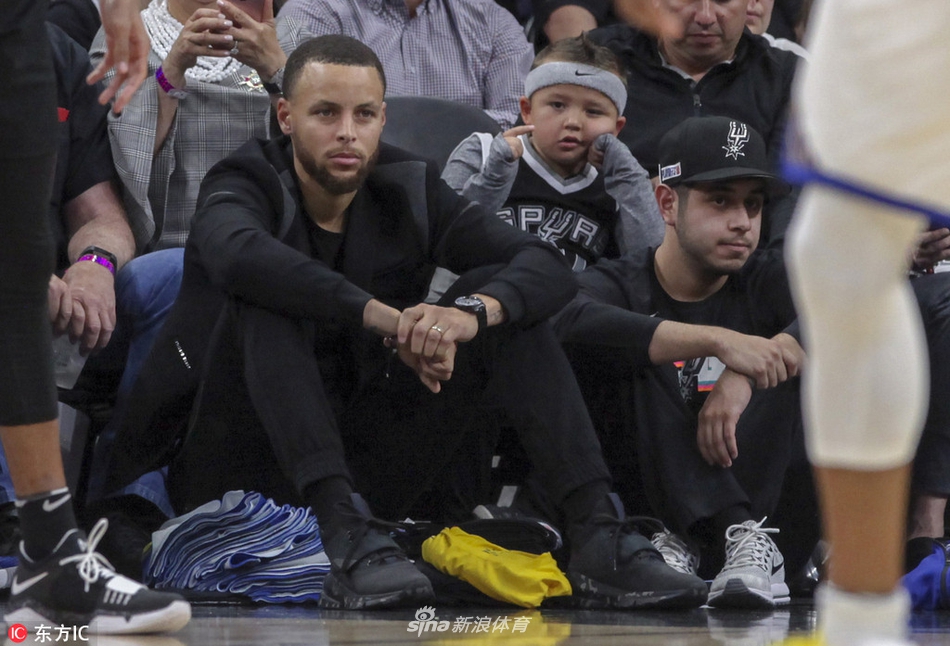 库里坐场边面无表情